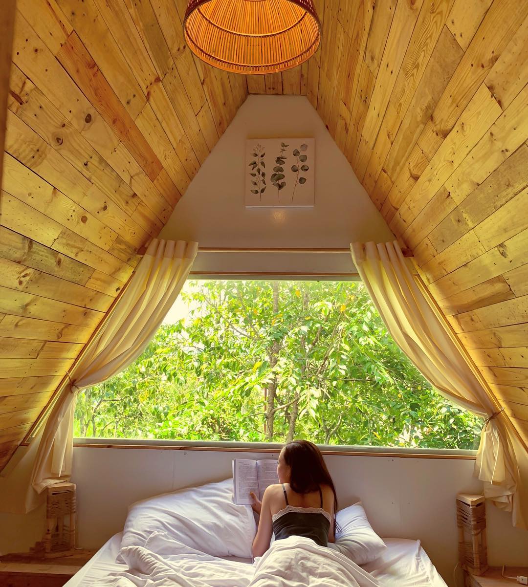 phòng gác mái tone vàngg